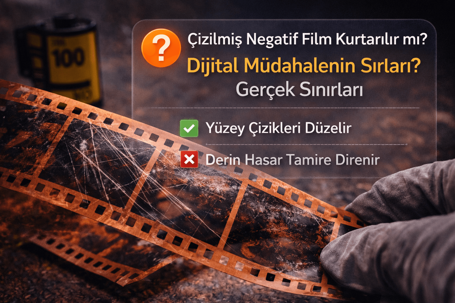 Çizilmiş 35mm negatif film şeridini eldivenli bir kişinin tuttuğu ve yüzey ile derin hasar örneklerinin görüldüğü negatif film restorasyon görseli