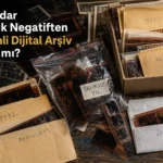 Karışık zarflar, poşetler ve kesilmiş film negatifleriyle hazırlanmış dijital arşivleme temalı negatif tarama görseli.